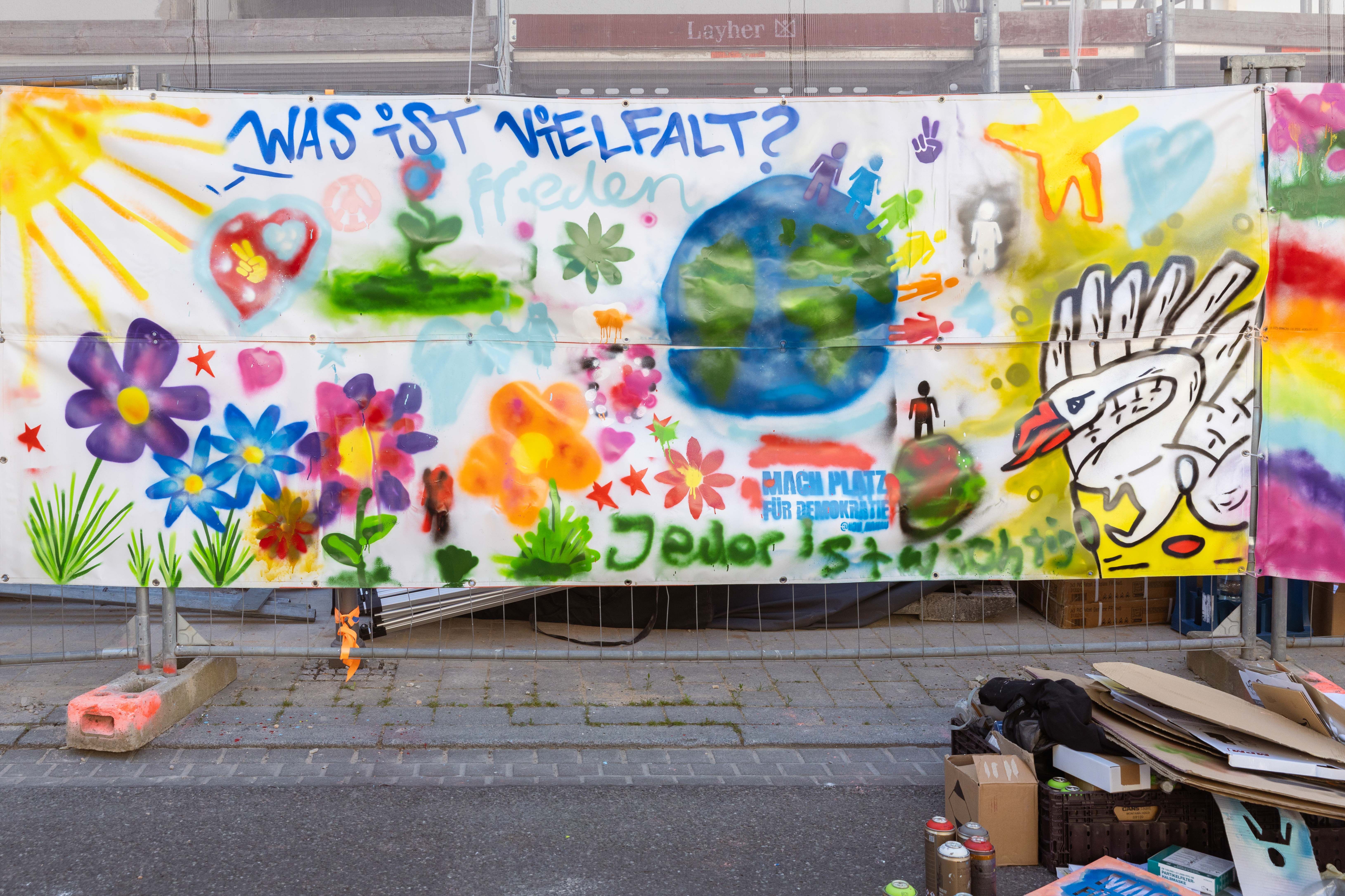 Partner stehen neben einem HSB-Bus mit Werbung für "Demokratie leben"