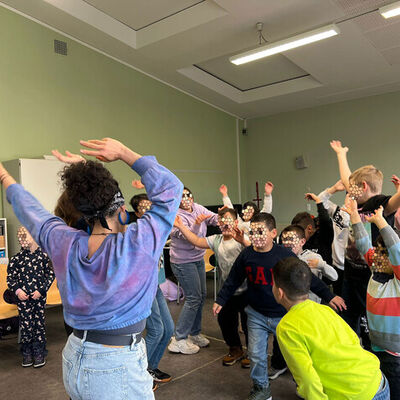2023 12 11 Theaterprojekt 01 Carolina Villaragga in Action mit den Schuelern
